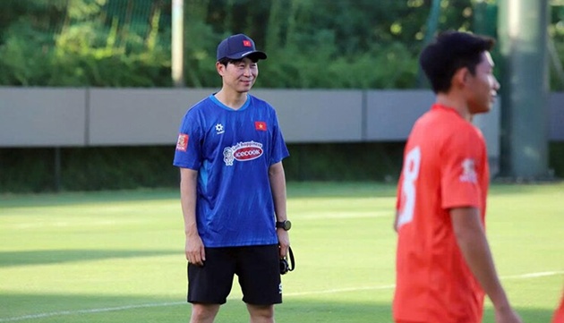 Ông Kim Do-heon trên sân tập ĐT Việt Nam.