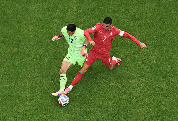Thủ thành bên phía Uzbekistan suýt đã "kiến tạo" cho Ronaldo.