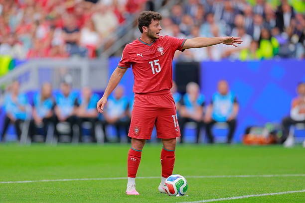 Joao Neves (7.0 điểm): Dù có một vài đường chuyền sai địa chỉ ở khoảng thời gian đầu trận, tài năng trẻ này nhanh chóng lấy lại sự tự tin. Sự cần mẫn và năng nổ của anh giúp Bồ Đào Nha dễ dàng duy trì sức ép ở khu vực giữa sân trước khi được thay ra.