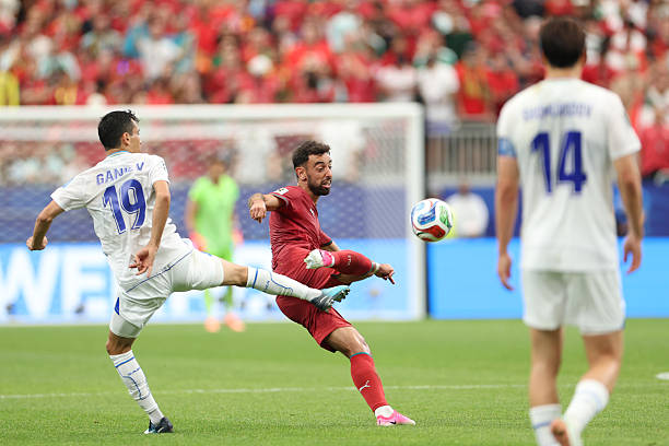 Bruno Fernandes (7.9 điểm): Bỏ qua một vài pha xử lý thiếu cảm giác ở đầu trận, ngôi sao của Manchester United nhanh chóng chứng tỏ đẳng cấp. Pha đột phá dũng mãnh cùng đường kiến tạo dọn cỗ để Ronaldo hoàn tất cú đúp là điểm nhấn lớn nhất. Bên cạnh đó, những quả tạt từ chấm phạt góc của anh cũng tạo ra vô số sóng gió, trực tiếp dẫn đến pha đá phản lưới nhà của Uzbekistan.