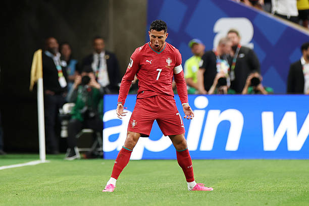 Cristiano Ronaldo (8.3 điểm): Ngôi sao 41 tuổi dập tắt mọi hoài nghi bằng hai pha dứt điểm mẫu mực để chính thức mở tài khoản tại giải đấu năm nay. Anh cũng cho thấy sự tinh quái khi thu hút toàn bộ sự chú ý của hàng thủ đối phương trong tình huống sút phạt thành bàn của Mendes.