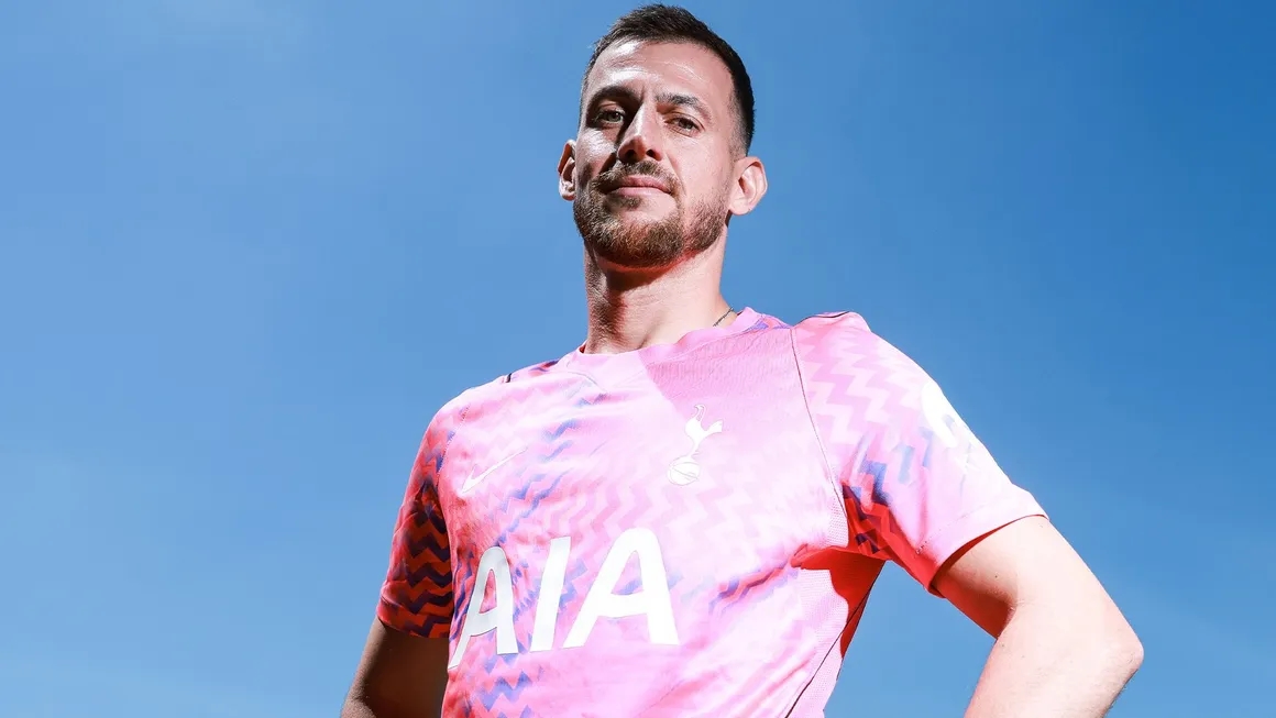 Martin Dubravka chính thức gia nhập Tottenham.