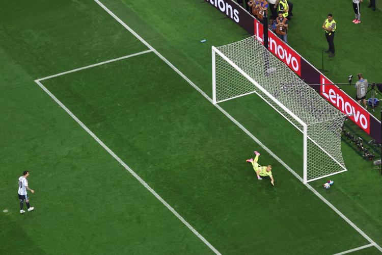 Messi vừa bỏ lỡ thêm một quả penalty.