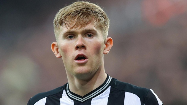 Ảnh bài viết Bất mãn tại Newcastle, Lewis Hall ngỏ ý đến MU