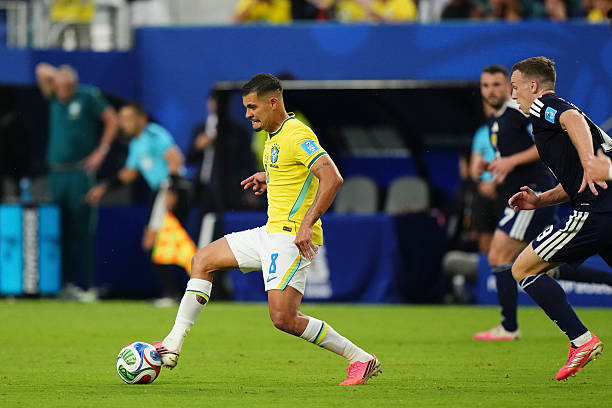 Bruno Guimaraes có trận đấu rất hay nơi tuyến giữa.