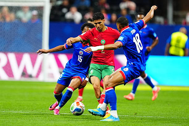 Bước vào trận đấu với Haiti, thủ quân Achraf Hakimi mang trên vai trọng trách dẫn dắt Morocco trong bối cảnh đại diện châu Phi cần một chiến thắng để chắc chắn giành vé đi tiếp. Với đẳng cấp của một ngôi sao hàng đầu thế giới, anh không chỉ quán xuyến hành lang cánh mà còn là linh hồn trong mọi đợt lên bóng.

Ngay từ phút thứ 13, Achraf Hakimi đã cảnh báo hàng thủ Haiti bằng một pha dâng cao đầy tốc độ và dứt điểm hiểm hóc ở góc hẹp khiến thủ môn đối phương vất vả cản phá. Sự năng nổ của ngôi sao mang áo số 2 bên cánh phải khiến Haiti luôn phải cắt cử ít nhất hai cầu thủ theo kèm nhằm hạn chế tầm hoạt động.

Phút 31, Achraf Hakimi cho thấy nhãn quan chiến thuật tuyệt vời khi di chuyển thông minh vào trung lộ như một tiền đạo thực thụ để đón đường chuyền dài từ đồng đội. Cú hãm bóng tinh tế của anh loại bỏ hoàn toàn hậu vệ Haiti, tiếc rằng pha dứt điểm cuối cùng của ngôi sao thuộc biên chế PSG lại chưa đủ độ khó.

Khi Morocco đang bế tắc vì bị dẫn trước, chính Achraf Hakimi đã thắp lại hy vọng bằng bàn thắng gỡ hòa 1-1 ở phút 39 sau một tình huống chớp thời cơ cực nhanh. Anh tận dụng sai lầm đẩy bóng của thủ môn Johny Placide để băng vào dứt điểm cận thành, giải tỏa áp lực tâm lý cho đại diện châu Phi.

Không chỉ trực tiếp ghi bàn, Achraf Hakimi còn chứng minh khả năng kiến tạo thượng thặng với đường chuyền dọn cỗ giúp Ismael Saibari quân bình tỷ số 2-2. Pha thoát xuống sát đường biên và căng ngang tầm thấp của ngôi sao mang áo số 2 đã xé toang hệ thống phòng ngự số đông của Haiti.

Thống kê sau trận cho thấy Achraf Hakimi đã tạo ra tổng cộng 5 cơ hội ghi bàn rõ rệt cho đồng đội trong suốt 90 phút hiện diện trên sân. Khả năng chọn vị trí và thực hiện những đường chuyền quyết định của hậu vệ thuộc bên chế PSG chính là chìa khóa mở ra chiến thắng lội ngược dòng cho Morocco.

Với màn trình diễn bùng nổ, Achraf Hakimi đã chính thức đi vào lịch sử bóng đá Morocco khi trở thành cầu thủ tạo ra nhiều cơ hội nhất (20 lần) tại các kỳ World Cup. Kỷ lục này khẳng định tầm ảnh hưởng vĩ đại của ngôi sao mang áo số 2 đối với thế hệ vàng của bóng đá "Sư tử vùng Atlas".

Dù Morocco chịu áp lực lớn từ lối chơi quả cảm của Haiti, Achraf Hakimi vẫn duy trì sự điềm tĩnh và bản lĩnh thi đấu vô cùng đáng kinh ngạc. Anh liên tục có những pha đánh chặn từ xa và hỗ trợ bọc lót kịp thời cho các trung vệ Morocco mỗi khi đối phương phản công.

Sự ghi nhận từ người hâm mộ dành cho Achraf Hakimi là tuyệt đối khi anh giành chiến thắng áp đảo trong cuộc bình chọn "Cầu thủ xuất sắc nhất trận" với tỷ lệ 77%. Đây là phần thưởng xứng đáng cho một chiến binh đã hoạt động không biết mệt mỏi, góp công lớn vào tấm vé đi tiếp của Morocco.

Trận thắng 4-2 Haiti không chỉ giúp Morocco tiến vào vòng 32 đội mà còn khẳng định vai trò thủ lĩnh không thể thay thế của Achraf Hakimi. Phong độ đỉnh cao của anh sẽ là điểm tựa vững chắc để người hâm mộ Morocco tin vào hành trình tiến sâu tại kỳ World Cup này.