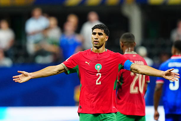 Thống kê sau trận cho thấy Achraf Hakimi đã tạo ra tổng cộng 5 cơ hội ghi bàn rõ rệt cho đồng đội trong suốt 90 phút hiện diện trên sân. Khả năng chọn vị trí và thực hiện những đường chuyền quyết định của hậu vệ thuộc bên chế PSG chính là chìa khóa mở ra chiến thắng lội ngược dòng cho Morocco.

Với màn trình diễn bùng nổ, Achraf Hakimi đã chính thức đi vào lịch sử bóng đá Morocco khi trở thành cầu thủ tạo ra nhiều cơ hội nhất (20 lần) tại các kỳ World Cup. Kỷ lục này khẳng định tầm ảnh hưởng vĩ đại của ngôi sao mang áo số 2 đối với thế hệ vàng của bóng đá "Sư tử vùng Atlas".

Dù Morocco chịu áp lực lớn từ lối chơi quả cảm của Haiti, Achraf Hakimi vẫn duy trì sự điềm tĩnh và bản lĩnh thi đấu vô cùng đáng kinh ngạc. Anh liên tục có những pha đánh chặn từ xa và hỗ trợ bọc lót kịp thời cho các trung vệ Morocco mỗi khi đối phương phản công.

Sự ghi nhận từ người hâm mộ dành cho Achraf Hakimi là tuyệt đối khi anh giành chiến thắng áp đảo trong cuộc bình chọn "Cầu thủ xuất sắc nhất trận" với tỷ lệ 77%. Đây là phần thưởng xứng đáng cho một chiến binh đã hoạt động không biết mệt mỏi, góp công lớn vào tấm vé đi tiếp của Morocco.

Trận thắng 4-2 Haiti không chỉ giúp Morocco tiến vào vòng 32 đội mà còn khẳng định vai trò thủ lĩnh không thể thay thế của Achraf Hakimi. Phong độ đỉnh cao của anh sẽ là điểm tựa vững chắc để người hâm mộ Morocco tin vào hành trình tiến sâu tại kỳ World Cup này.