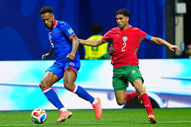 Với màn trình diễn bùng nổ, Achraf Hakimi đã chính thức đi vào lịch sử bóng đá Morocco khi trở thành cầu thủ tạo ra nhiều cơ hội nhất (20 lần) tại các kỳ World Cup. Kỷ lục này khẳng định tầm ảnh hưởng vĩ đại của ngôi sao mang áo số 2 đối với thế hệ vàng của bóng đá "Sư tử vùng Atlas".

Dù Morocco chịu áp lực lớn từ lối chơi quả cảm của Haiti, Achraf Hakimi vẫn duy trì sự điềm tĩnh và bản lĩnh thi đấu vô cùng đáng kinh ngạc. Anh liên tục có những pha đánh chặn từ xa và hỗ trợ bọc lót kịp thời cho các trung vệ Morocco mỗi khi đối phương phản công.

Sự ghi nhận từ người hâm mộ dành cho Achraf Hakimi là tuyệt đối khi anh giành chiến thắng áp đảo trong cuộc bình chọn "Cầu thủ xuất sắc nhất trận" với tỷ lệ 77%. Đây là phần thưởng xứng đáng cho một chiến binh đã hoạt động không biết mệt mỏi, góp công lớn vào tấm vé đi tiếp của Morocco.

Trận thắng 4-2 Haiti không chỉ giúp Morocco tiến vào vòng 32 đội mà còn khẳng định vai trò thủ lĩnh không thể thay thế của Achraf Hakimi. Phong độ đỉnh cao của anh sẽ là điểm tựa vững chắc để người hâm mộ Morocco tin vào hành trình tiến sâu tại kỳ World Cup này.