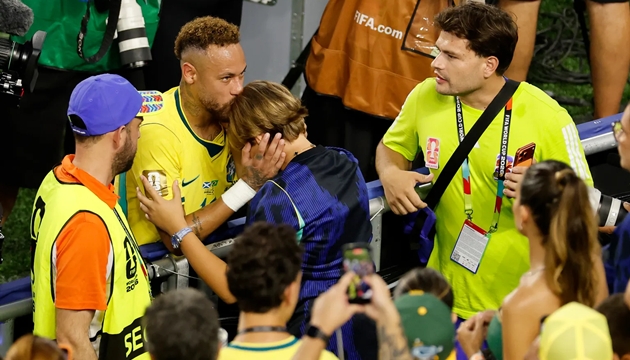 Neymar xúc động ngày tái xuất tuyển Brazil.