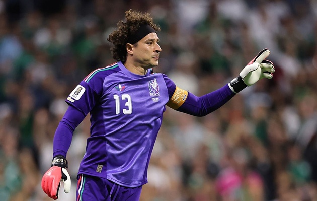 Ảnh bài viết Guillermo Ochoa đi vào lịch sử World Cup trong ngày Mexico hạ CH Séc