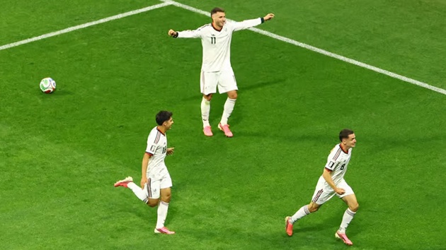 Mexico đánh bại CH Séc thuyết phục với tỷ số 3-0 ở lượt trận thứ 3 bảng A World Cup 2026.

Mateo Chavez ghi bàn mở tỷ số trước khi Julian Quinones và Alvaro Fidalgo lần lượt nổ súng. Mexico dẫn đầu bảng A với 9 điểm, ghi 6 bàn và không thủng lưới.


Khoảnh khắc huyền thoại xuất hiện trong trận. Guillermo Ochoa vào sân thay thế Raul Rangel để ra sân tại World Cup 2026 ở tuổi 40.


Ochoa được các đồng đội tri ân sau trận đấu, khi có lần ra sân thứ 153 cho đội tuyển quốc gia, đánh dấu kỳ World Cup thứ 6 trong sự nghiệp


Anh đón nhận sự ủng hộ nhiệt tình, được hát vang bởi CĐV ngay trên sân nhà. Một trận đấu đáng nhớ của thủ thành sinh năm 1985.

Trái ngược niềm hân hoan của Mexico, CH Séc trải qua những khoảnh khắc thất vọng, bao gồm việc chứng kiến Tomas Soucek chấn thương.


Ngôi sao West Ham United rời sân bằng cáng, dấy lên nghi ngờ anh dính chấn thương nghiêm trọng.

Soucek hét lên đau đớn sau khi dính chấn thương mắt cá chân trong trận thua 0-3 của CH Séc trước Mexico.

Ochoa là người đầu tiên tiếp cận Soucek sau khi tiền vệ CH Séc tiếp đất không đúng tư thế.






Đại diện châu Âu đứng bét bảng A, đồng nghĩa chia tay World Cup 2026, dù trước trận Mexico, ở vị trí thứ 3, tình thế của CH Séc không tệ như hiện tại.