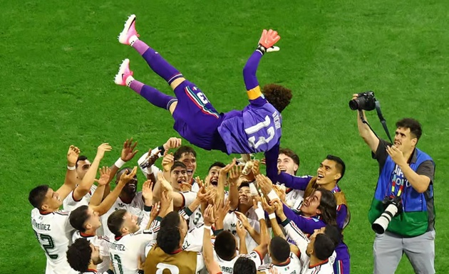 Ochoa được các đồng đội tri ân sau trận đấu, khi có lần ra sân thứ 153 cho đội tuyển quốc gia, đánh dấu kỳ World Cup thứ 6 trong sự nghiệp