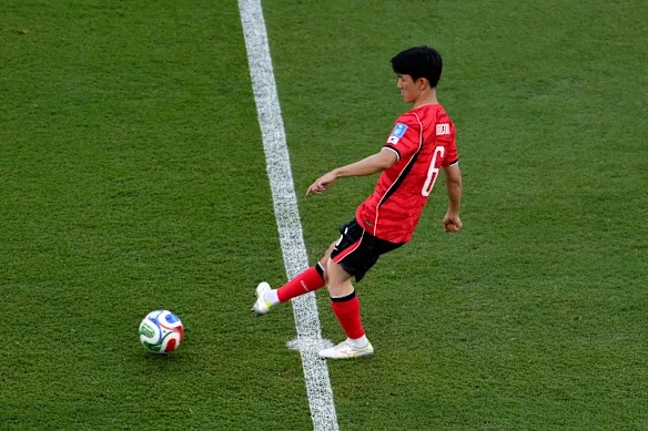 Tiền vệ trung tâm: Hwang In-beom – 6.4 điểm. Giữ vai trò cầm nhịp và giúp Hàn Quốc kiểm soát tới 69% thời lượng bóng. Tuy nhiên, anh thiếu đi những đường chuyền "xé toang" hàng phòng ngự đối phương.