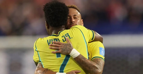 Neymar ăn mừng với Vinicius / Ảnh nguồn: Getty Images.