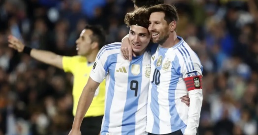 Julian Alvarez và Lionel Messi trong màu áo tuyển Argentina/ Ảnh nguồn: Getty Images.