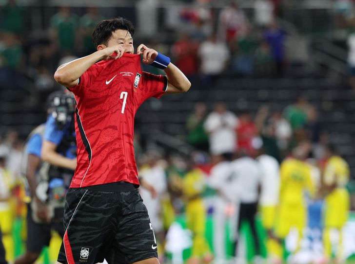 Son Heung-min thất vọng sau trận thua Nam Phi. Ảnh: Yonhap.