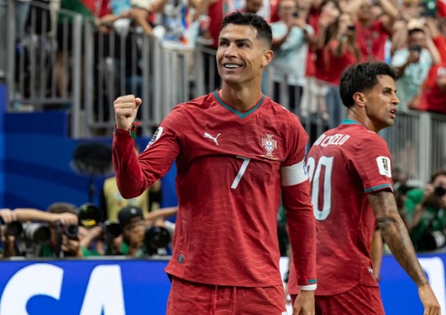 Ảnh bài viết Bị nhân viên đòi tăng lương, Ronaldo bật cười lớn