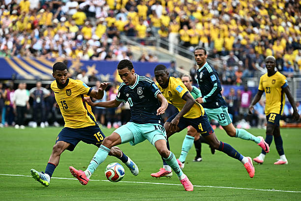 Hàng tiền vệ Ecuador bóp nghẹt những ngôi sao tấn công bên phía tuyển Đức. Ảnh: Getty Images.