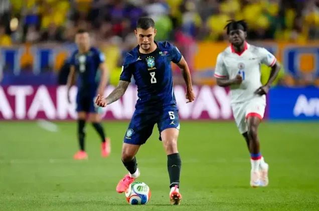 Bruno Guimaraes là mẫu tiền vệ toàn năng.