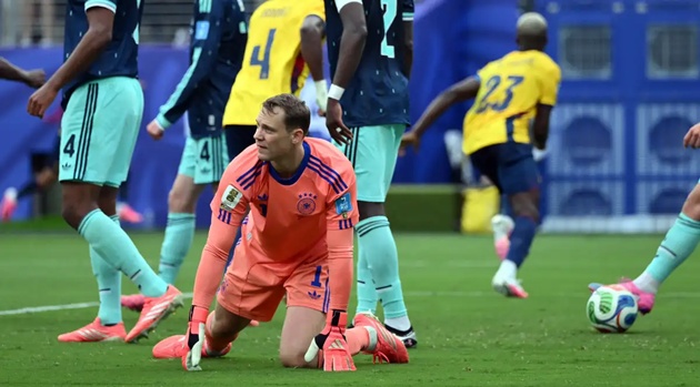 Manuel Neuer (5/10): Một ngày thi đấu không thực sự ấn tượng của Neuer. Anh gần như không thể làm gì hơn trong bàn thua đầu tiên của tuyển Đức, nhưng ở bàn thua thứ hai, Neuer đáng lẽ phải có phản xạ nhanh hơn (Ảnh: Getty Images).

Joshua Kimmich (7/10): Kimmich vẫn cho thấy đẳng cấp với những đường chuyền từ tuyến dưới cực kỳ xuất sắc. Anh được rút ra nghỉ sau một giờ thi đấu nhằm dưỡng sức cho các trận đấu quan trọng tại vòng knock-out (Ảnh: Getty Images).


Antonio Rudiger (6/10): Trung vệ này vẫn có những pha can thiệp ở những giây cuối cùng đúng thương hiệu. Tuy nhiên, khả năng phân phối bóng của anh trận này hơi thiếu chính xác (Ảnh: Getty Images).


Jonathan Tah (6/10): Một màn trình diễn ở mức trung bình. Tah đã thực hiện một vài pha cản phá then chốt trong hiệp hai, nhưng anh vẫn chưa thực sự tìm được sợi dây liên lạc tốt nhất với thủ thành Neuer (Ảnh: Getty Images).


David Raum (6/10): Raum làm tốt nhiệm vụ giữ vị trí và đảm bảo sự an toàn cho hành lang cánh của mình. Cả hai bàn thua của tuyển Đức đều không xuất phát từ lỗi của hậu vệ này (Ảnh: Getty Images).

Felix Nmecha (5/10): Một trận đấu đầy nỗ lực và lì lợm của Nmecha. Anh gây ra nhiều khó khăn cho đối thủ bằng những pha tắc bóng kịp thời. Tuy nhiên, điểm trừ lớn nhất là việc anh để mất bóng dẫn đến tình huống ghi bàn mở tỷ số của Ecuador (Ảnh: Getty Images).


Alex Pavlovic (5/10): Pavlovic khá may mắn khi trọng tài không thổi phạt tình huống va chạm của anh trước khi Đức có bàn mở tỷ số. Ngoài tình huống đó, cầu thủ trẻ này thi đấu khá mờ nhạt và bị thay ra ngay sau hiệp một (Ảnh: Getty Images).

Jamal Musiala (6/10): Khởi đầu khá chậm chạp nhưng Musiala dần bắt nhịp và thi đấu tốt hơn về sau. Anh hoàn thành tốt nhiệm vụ giữ bóng và sẵn sàng lao vào những cuộc tranh chấp tay đôi ở giữa sân khi cần thiết (Ảnh: Getty Images).

Leroy Sane (8/10): Cầu thủ xuất sắc nhất bên phía tuyển Đức. Sane tận dụng rất tốt cơ hội để ghi bàn và cực kỳ tích cực trong việc hỗ trợ phòng ngự (Ảnh: Getty Images).

Kai Havertz (5/10): Một giờ thi đấu đáng quên của Havertz trên hàng công. Anh hoàn toàn bị chia cắt và thất bại trong nhiệm vụ làm tường cũng như kiến tạo cơ hội cho các đồng đội (Ảnh: Getty Images).

Florian Wirtz (7/10): Ngôi sao của Liverpool có đường kiến tạo dọn cỗ cho Sane ghi bàn và tạo ra một vài cơ hội nguy hiểm. Dù vậy, anh vẫn có một vài khoảnh khắc xử lý bóng hơi thiếu tập trung (Ảnh: Getty Images).