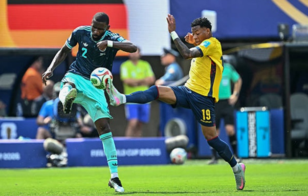 Antonio Rudiger (6/10): Trung vệ này vẫn có những pha can thiệp ở những giây cuối cùng đúng thương hiệu. Tuy nhiên, khả năng phân phối bóng của anh trận này hơi thiếu chính xác (Ảnh: Getty Images).