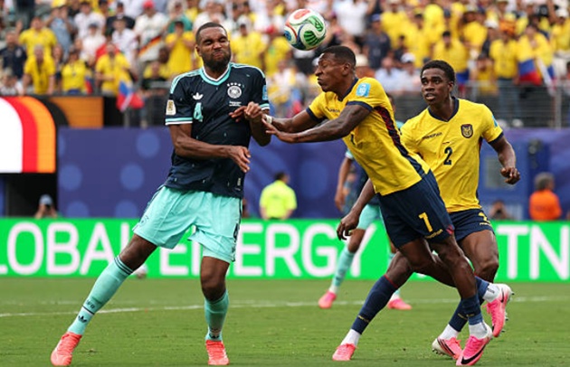 Jonathan Tah (6/10): Một màn trình diễn ở mức trung bình. Tah đã thực hiện một vài pha cản phá then chốt trong hiệp hai, nhưng anh vẫn chưa thực sự tìm được sợi dây liên lạc tốt nhất với thủ thành Neuer (Ảnh: Getty Images).