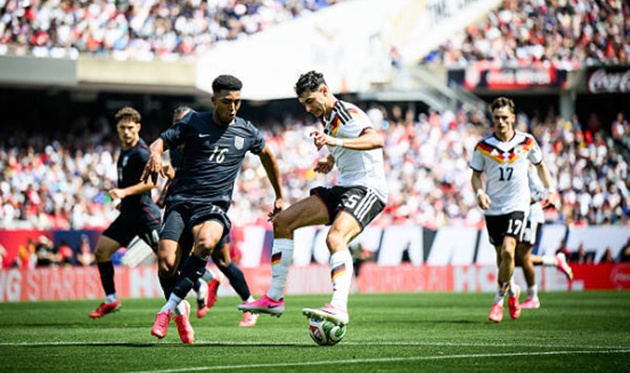 Alex Pavlovic (5/10): Pavlovic khá may mắn khi trọng tài không thổi phạt tình huống va chạm của anh trước khi Đức có bàn mở tỷ số. Ngoài tình huống đó, cầu thủ trẻ này thi đấu khá mờ nhạt và bị thay ra ngay sau hiệp một (Ảnh: Getty Images).

Jamal Musiala (6/10): Khởi đầu khá chậm chạp nhưng Musiala dần bắt nhịp và thi đấu tốt hơn về sau. Anh hoàn thành tốt nhiệm vụ giữ bóng và sẵn sàng lao vào những cuộc tranh chấp tay đôi ở giữa sân khi cần thiết (Ảnh: Getty Images).

Leroy Sane (8/10): Cầu thủ xuất sắc nhất bên phía tuyển Đức. Sane tận dụng rất tốt cơ hội để ghi bàn và cực kỳ tích cực trong việc hỗ trợ phòng ngự (Ảnh: Getty Images).

Kai Havertz (5/10): Một giờ thi đấu đáng quên của Havertz trên hàng công. Anh hoàn toàn bị chia cắt và thất bại trong nhiệm vụ làm tường cũng như kiến tạo cơ hội cho các đồng đội (Ảnh: Getty Images).

Florian Wirtz (7/10): Ngôi sao của Liverpool có đường kiến tạo dọn cỗ cho Sane ghi bàn và tạo ra một vài cơ hội nguy hiểm. Dù vậy, anh vẫn có một vài khoảnh khắc xử lý bóng hơi thiếu tập trung (Ảnh: Getty Images).