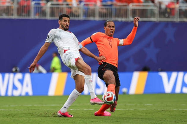 Virgil van Dijk (7.5): Một màn trình diễn mang đẳng cấp của một thủ lĩnh. Cung cấp đường kiến tạo nhạy bén cho Brobbey lập công và luôn đảm bảo sự an toàn tuyệt đối cho khu vực trung tâm hàng thủ nhờ khả năng tranh chấp vượt trội. (Ảnh: Getty Images)