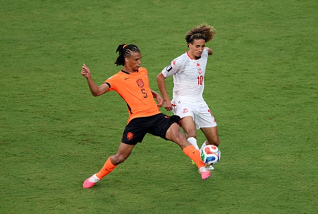 Nathan Ake (7.1): Thi đấu tròn vai bên hành lang cánh trái. An toàn trong các quyết định phòng ngự cá nhân và giữ cự ly đội hình hợp lý, góp phần hạn chế tối đa không gian hoạt động của các chân sút đối phương. (Ảnh: Getty Images)
