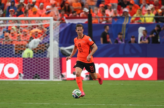 Frenkie de Jong (7.0): Điểm tựa vững chắc nơi tuyến giữa, giúp đội bóng luân chuyển bóng nhịp nhàng. Duy trì tỷ lệ chuyền bóng chính xác cao trước khi rời sân nghỉ ngơi ở nửa cuối hiệp hai. (Ảnh: Getty Images)