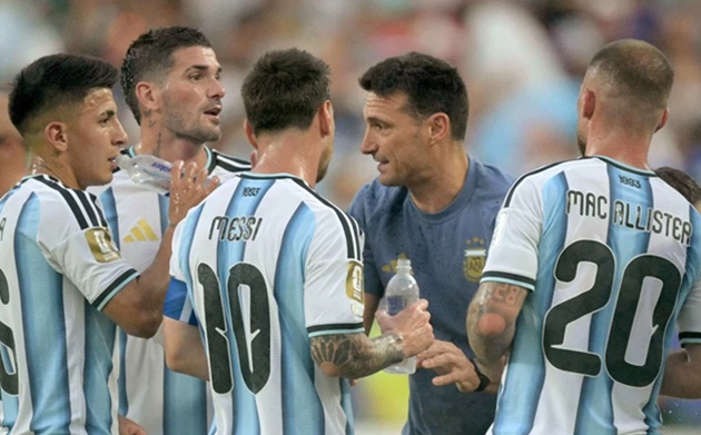 Argentina sử dụng quãng nghỉ uống nước để nghe chỉ đạo của HLV. (Ảnh: Getty Images)