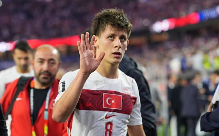 Arda Guler bước ra từ đường hầm sân Los Angeles Stadium với ánh mắt đầy sự tự tin. Dù Thổ Nhĩ Kỳ đã chắc chắn bị loại, nhưng đối với ngôi sao 21 tuổi, mỗi phút giây trên sân cỏ World Cup đều là cơ hội để anh khẳng định giá trị của một trong những tài năng hàng đầu thế giới.

Sự điềm tĩnh đáng kinh ngạc của Guler ở phút thứ 3. Ngay sau khi Mỹ có bàn mở tỷ số chớp nhoáng của Trusty, số 8 của Thổ Nhĩ Kỳ lập tức tiến đến động viên các đồng đội, ra hiệu toàn đội giữ cự ly đội hình để bắt đầu cuộc lội ngược dòng.

Khoảnh khắc lịch sử ở phút thứ 10. Đón đường chuyền trả ngược từ Baris Alper Yilmaz sau một pha phối hợp tam giác mẫu mực, Arda Guler tung cú dứt điểm bằng chân trái sở trường gỡ hòa 1-1, ghi bàn thắng đầu tiên của anh tại một kỳ World Cup.

Niềm vui vỡ òa của Guler khi chia vui cùng người hâm mộ tại khán đài Los Angeles. Pha lập công này không chỉ giải tỏa cơn khát bàn thắng cho cá nhân anh mà còn cho cả tập thể Thổ Nhĩ Kỳ sau hơn 180 phút im hơi lặng tiếng trước đó.

Phút 21, Arda Guler trình diễn kỹ thuật cá nhân thượng thừa khi dùng gầm giày vê bóng loại bỏ Sebastian Berhalter. Sự khéo léo của tiền vệ đang khoác áo Real Madrid buộc đối thủ phải phạm lỗi nguy hiểm để ngăn chặn một tình huống tấn công nguy hiểm.

Tầm nhìn chiến thuật của một "kiến trúc sư". Phút 31, chính Guler là người thực hiện đường chuyền xuyên tuyến thông minh cho Eren Elmali băng xuống bên cánh trái, khởi nguồn cho bàn thắng nâng tỷ số lên 2-1 của Baris Alper Yilmaz.

Guler nỗ lực trong vòng vây của các cầu thủ Mỹ ở đầu hiệp hai. Dù đội chủ nhà đẩy cao cường độ và có bàn gỡ hòa 2-2 của Berhalter, ngôi sao sinh năm 2005 vẫn là điểm tựa duy nhất giúp tuyến giữa Thổ Nhĩ Kỳ duy trì sự kiểm soát bóng trước áp lực nghẹt thở.

Khoảnh khắc thiên tài ở phút 90+8. Trong không gian cực hẹp giữa hai hậu vệ Mỹ, Guler thực hiện pha xoay sở kỹ thuật thoát khỏi sự đeo bám, tạo khoảng trống cho Salih Ozcan thực hiện đường chuyền quyết định dẫn đến bàn thắng ấn định tỷ số.

Arda Guler chạy đến chia vui với Kaan Ayhan sau bàn thắng quý như vàng ở những giây cuối cùng. Ánh mắt anh rạng rỡ niềm hạnh phúc khi Thổ Nhĩ Kỳ có thể rời giải đấu với một chiến thắng đầy kịch tính và thuyết phục trước đội bóng đứng đầu bảng B.


Tiếng còi mãn cuộc vang lên, Arda Guler nán lại sân để cảm ơn những người hâm mộ đã lấp đầy sân vận động. Dù hành trình tại World Cup 2026 khép lại sớm, nhưng với 1 bàn thắng và 2 tình huống khơi mào dẫn đến bàn thắng, Guler đã khẳng định vị thế của một siêu sao tương lai, để lại lời chào đầy kiêu hãnh của "Những vũ công bên bờ Bosphorus".