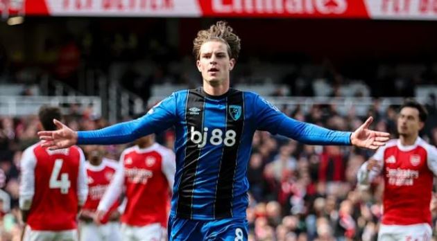 Ảnh bài viết Bent khuyên Arsenal chiêu mộ Alex Scott sau bom tấn của Man City