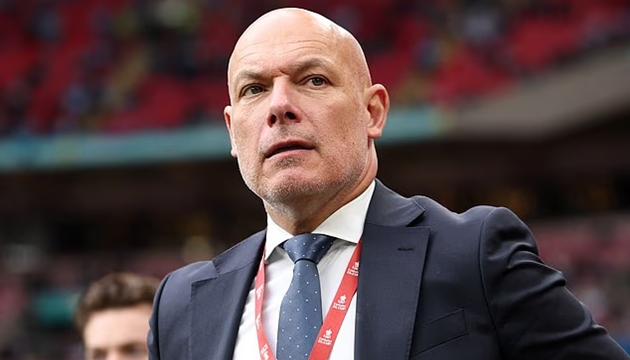 Howard Webb sẽ phải cân nhắc kỹ lưỡng việc tổ chức lại VAR tại Ngoại hạng Anh (Ảnh: Getty Images).