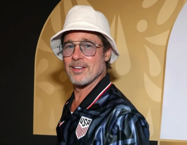 Brad Pitt gây chú ý khi đến sân theo dõi trận đấu giữa tuyển Thổ Nhĩ Kỳ và Mỹ. Nam diễn viên tuy đã 62 tuổi nhưng vẫn giữ vẻ ngoài phong độ. Ảnh: Getty Images.