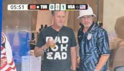 Màn hình TV trên sân vận động ghi lại khoảnh khắc Edward Norton song hành cùng Brad Pitt, bộ đôi từng đóng chính trong bộ phim kinh điển, Fight Club. Ảnh: Yahoo Sports.