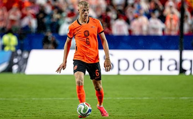 Tottenham đã chiêu mộ thành công Jan Paul van Hecke. Ảnh nguồn: Getty Images.