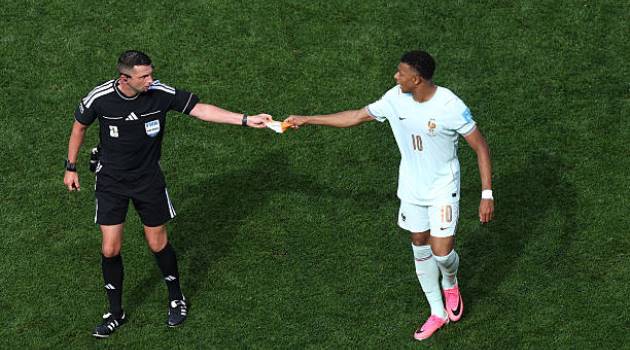 Ảnh bài viết Mbappe trao băng đội trưởng cho trọng tài Anthony Taylor