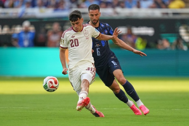 Tây Ban Nha làm chủ thế trận trước Uruguay. Ảnh: Getty Images.