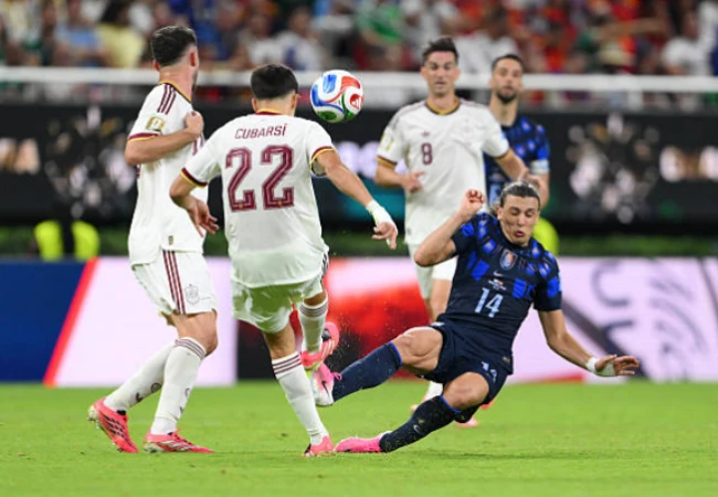 Phút 90+5', Agustin Canobbio lao thẳng vào chân của Pau Cubarsi. Tình huống khiến các cầu thủ Tây Ban Nha và BHL La Roja phản ứng dữ dội, đồng thời kéo theo những vụ tranh cãi sau đó. Ảnh: Getty Images.