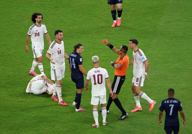Uruguay chỉ còn 10 cầu thủ trên sân ở quãng thời gian bù giờ hiệp 2. Ở World Cup 2026, Agustin Canobbio đóng góp 1 bàn thắng cho Uruguay. Đáng tiếc, ngôi sao 27 tuổi chia tay giải đấu với hình ảnh bạo lực. Ảnh: Getty Images.