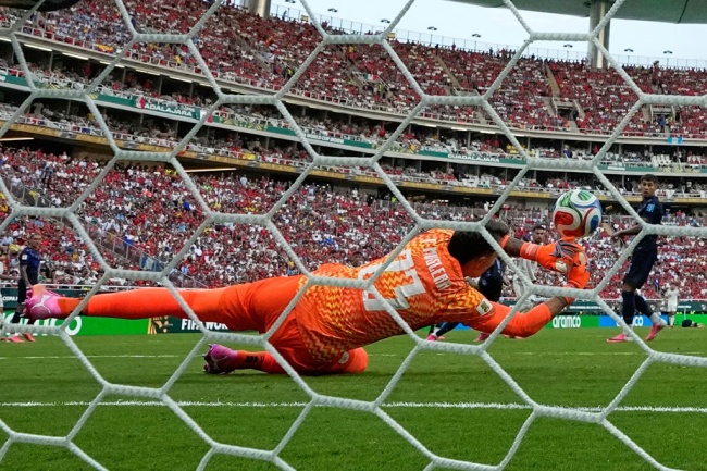 Bên cạnh tấm thẻ đỏ, Uruguay còn để lại nốt trầm với sai lầm từ thủ môn Fernando Muslera. Khi Alex Baena tung cú sút ngay sát rìa vòng cấm, lực bóng đi không hề mạnh, thiếu hiểm hóc và không có quỹ đạo phức tạp. Thế nhưng, Muslera có một pha xử lý lóng ngóng, để bóng vượt qua tay và trôi vào lưới. Ảnh: Sky Sports.