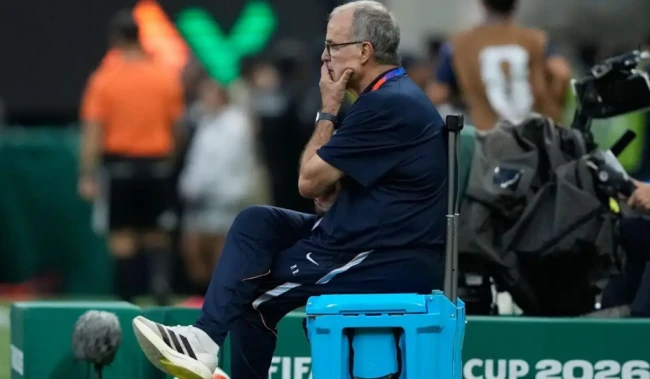 Cái kết thất vọng cho thầy trò Bielsa khi Uruguay dừng bước ngay từ vòng bảng. Tương lai của HLV Bielsa trở thành dấu hỏi lớn lúc này. Ảnh: Sky Sports.