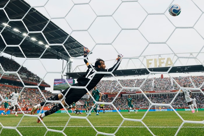 Lưới Iraq liên tục rung lên trước Senegal. Ảnh: Getty Images.