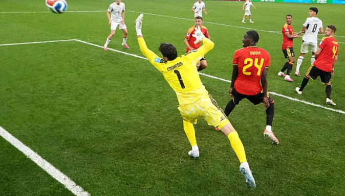 Thủ môn: Thibaut Courtois – 7.3/10 Ít khi phải đối mặt với những tình huống nguy hiểm thực sự từ đối phương, nhưng thủ thành đang đầu quân cho Real Madrid vẫn duy trì sự tập trung cao độ. Anh ra vào hợp lý và chỉ huy tốt hàng phòng ngự trong những pha bóng cố định.

Hậu vệ trái: Maxim De Cuyper – 7.1/10 Một nguồn năng lượng dồi dào bên hành lang cánh trái với nhiều pha leo biên ấn tượng. Anh sở hữu tỷ lệ thu hồi bóng rất cao, giúp đội nhà nhanh chóng chuyển đổi trạng thái từ phòng ngự sang tấn công một cách hiệu quả.

Trung vệ: Arthur Theate – 7.1/10 Kết hợp ăn ý cùng các đồng đội để tạo nên bức tường vững chãi trước khung thành. Theate không chỉ hoàn thành tốt nhiệm vụ phòng ngự mà còn tích cực tham gia hỗ trợ tấn công với một vài pha dứt điểm tầm xa đầy táo bạo.

Trung vệ: Brandon Mechele – 7.1/10 Một trận đấu ổn định với nhiều tình huống giải nguy quan trọng trong vòng cấm. Khả năng đọc tình huống và nhãn quan chiến thuật tốt giúp anh triển khai bóng mạch lạc từ tuyến dưới lên phía trên, duy trì áp lực liên tục.

Hậu vệ phải: Timothy Castagne – 7.1/10 Hoàn thành tốt nhiệm vụ bảo vệ hành lang cánh phải. Castagne ưu tiên sự an toàn bên phần sân nhà, ngăn chặn hiệu quả các pha lên bóng biên của New Zealand nhờ những tình huống tắc bóng và can thiệp vô cùng chuẩn xác.

Tiền vệ trung tâm: Hans Vanaken – 7.5/10 Là chìa khóa trong các đợt lên bóng của Bỉ nhờ những đường chuyền sắc sảo. Vanaken đã đóng góp một pha kiến tạo đẳng cấp giúp Trossard ghi bàn thắng, khẳng định vai trò kiến thiết lối chơi cực kỳ quan trọng ở khu vực giữa sân.


Tiền vệ trung tâm: Youri Tielemans – 7.0/10 Đảm nhận tốt vai trò giữ nhịp và đảm bảo sự cân bằng cho tuyến tiền vệ. Dù không quá nổi bật trong các tình huống tấn công trực tiếp, nhưng khả năng điều tiết và thu hồi bóng của anh đã giúp Bỉ kiểm soát hoàn toàn khu vực trung lộ.

Tiền vệ cánh trái: Leandro Trossard – 9.1/10 Cầu thủ xuất sắc nhất trận đấu với một cú đúp bàn thắng đẹp mắt. Tiền đạo của Arsenal chứng minh bản năng sát thủ với khả năng chọn vị trí và dứt điểm tinh tế, hoàn toàn khuất phục hàng phòng ngự đối phương suốt thời gian thi đấu.

Tiền vệ tấn công: Kevin De Bruyne – 7.9/10 Vẫn là linh hồn trong lối chơi tấn công của "Quỷ đỏ". De Bruyne liên tục tạo ra cơ hội ghi bàn cho đồng đội bằng nhãn quan thiên tài và tự mình điền tên lên bảng tỷ số sau một tình huống xâm nhập vòng cấm thông minh.

Tiền vệ cánh phải: Jeremy Doku – 6.9/10 Dùng tốc độ và kỹ thuật cá nhân để khuấy đảo hành lang cánh, tạo ra nhiều khó khăn cho các hậu vệ đối thủ. Tuy nhiên, hiệu quả cuối cùng trong các pha tạt bóng hay dứt điểm của Doku vẫn cần được cải thiện thêm.

Tiền đạo: Charles De Ketelaere – 6.9/10 Di chuyển rộng và pressing tích cực ngay bên phần sân đối phương. Dù không trực tiếp ghi bàn nhưng sự xông xáo của anh đã tạo ra nhiều khoảng trống cho các vệ tinh xung quanh như Trossard hay De Bruyne khai thác triệt để.