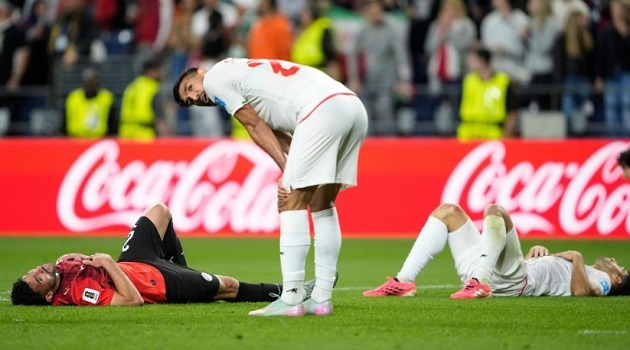 Họ vừa bỏ lỡ một thời khắc lịch sử để ghi tên mình vào vòng đấu loại trực tiếp lần đầu tại World Cup.

Thậm chí, Iran cũng có nguy cơ bị loại khi cán đích ở vị trí thứ 3 ở bảng G. Họ chỉ có 3 điểm sau 3 lượt trận với hiệu số bàn thắng bại là 0.

Trong khi đó, Bỉ với chiến thắng đậm New Zealand đã đòi được ngôi nhất bảng từ tay Ai Cập.
