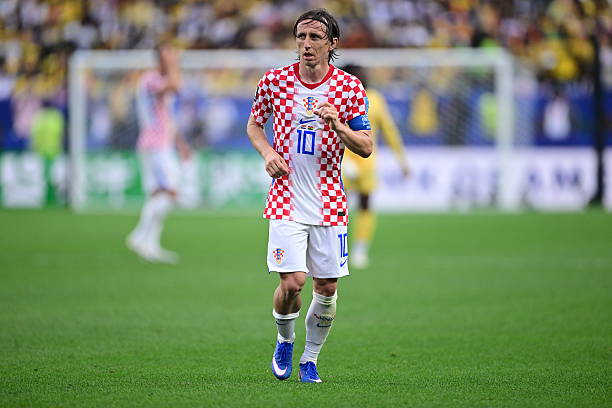 Luka Modric đã trở thành cầu thủ lớn tuổi nhất có đường kiến tạo tại một kỳ World Cup, góp công lớn giúp Croatia đánh bại Ghana 2-1 để giành ngôi nhì bảng L.

Sau khi Derrick Luckassen gỡ hòa cho Ghana, san bằng tỷ số mà Petar Sucic đã mở cho Croatia trước đó, quả phạt góc của Modric đã được Nikola Vlasic cụ thể hóa bằng cú đánh đầu thành bàn khi trận đấu chỉ còn 7 phút. Kết quả này giúp đoàn quân của huấn luyện viên Zlatko Dalic vượt qua chính đối thủ để chiếm vị trí thứ hai, trong khi Ghana kết thúc vòng bảng ở vị trí thứ ba.

Modric cho thấy mình gừng càng già càng cay.

Những lão tướng như Ivan Perisic hay Modric vẫn là linh hồn trong lối chơi Croatia.

Modric tung hoành nơi tuyến giữa ở tuổi ngoài 40.

Không cần phải nói thêm quá nhiều về Modric. Anh là người tạo ra nhiều cơ hội nhất trận đấu (4 lần), đồng thời sở hữu số lần chạm bóng (102) và số đường chuyền chính xác (82) nhiều nhất so với bất kỳ cầu thủ nào khác trên sân. 

Đường kiến tạo ở mốc 40 tuổi 291 ngày đã chính thức đưa anh vào lịch sử giải đấu.

Modric nhận được sự tôn trọng tuyệt đối từ đối thủ.

Modric và các đồng đội xứng đáng giành vé đi tiếp.

CĐV Croatia hạnh phúc sau trận thắng của đội nhà.