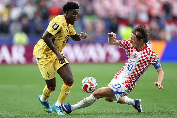 Modric cho thấy mình gừng càng già càng cay.

Những lão tướng như Ivan Perisic hay Modric vẫn là linh hồn trong lối chơi Croatia.

Modric tung hoành nơi tuyến giữa ở tuổi ngoài 40.

Không cần phải nói thêm quá nhiều về Modric. Anh là người tạo ra nhiều cơ hội nhất trận đấu (4 lần), đồng thời sở hữu số lần chạm bóng (102) và số đường chuyền chính xác (82) nhiều nhất so với bất kỳ cầu thủ nào khác trên sân. 

Đường kiến tạo ở mốc 40 tuổi 291 ngày đã chính thức đưa anh vào lịch sử giải đấu.

Modric nhận được sự tôn trọng tuyệt đối từ đối thủ.

Modric và các đồng đội xứng đáng giành vé đi tiếp.

CĐV Croatia hạnh phúc sau trận thắng của đội nhà.