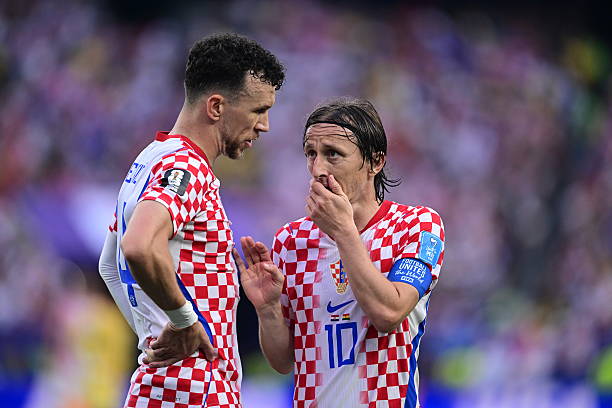 Những lão tướng như Ivan Perisic hay Modric vẫn là linh hồn trong lối chơi Croatia.

Modric tung hoành nơi tuyến giữa ở tuổi ngoài 40.

Không cần phải nói thêm quá nhiều về Modric. Anh là người tạo ra nhiều cơ hội nhất trận đấu (4 lần), đồng thời sở hữu số lần chạm bóng (102) và số đường chuyền chính xác (82) nhiều nhất so với bất kỳ cầu thủ nào khác trên sân. 

Đường kiến tạo ở mốc 40 tuổi 291 ngày đã chính thức đưa anh vào lịch sử giải đấu.

Modric nhận được sự tôn trọng tuyệt đối từ đối thủ.

Modric và các đồng đội xứng đáng giành vé đi tiếp.

CĐV Croatia hạnh phúc sau trận thắng của đội nhà.