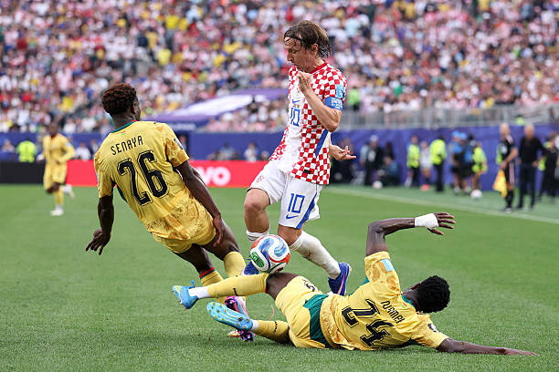 Modric tung hoành nơi tuyến giữa ở tuổi ngoài 40.

Không cần phải nói thêm quá nhiều về Modric. Anh là người tạo ra nhiều cơ hội nhất trận đấu (4 lần), đồng thời sở hữu số lần chạm bóng (102) và số đường chuyền chính xác (82) nhiều nhất so với bất kỳ cầu thủ nào khác trên sân. 

Đường kiến tạo ở mốc 40 tuổi 291 ngày đã chính thức đưa anh vào lịch sử giải đấu.

Modric nhận được sự tôn trọng tuyệt đối từ đối thủ.

Modric và các đồng đội xứng đáng giành vé đi tiếp.

CĐV Croatia hạnh phúc sau trận thắng của đội nhà.